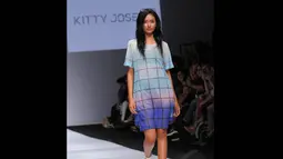 Elemen lukisan Caufield dapat ditemui pada motif kotak-kotak dan berbagai warna yang digunakan pada karya-karya Kitty Joseph dalam pagelaran Jakarta Fashion Week 2015, Senin (3/11/2014). (Liputan6.com/Faisal R Syam)