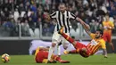 Striker Juventus, Gonzalo Higuain, menghindari penjagaan pemain Benevento pada laga Serie A Italia di Stadion Allianz, Turin, Minggu (5/11/2017). Juventus menang 2-1 atas Benevento. (AFP/Miguel Medina)