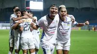 Sejumlah pemain PSIM Yogyakarta merayakan gol penyeimbang 1-1 ke gawang Dewa United yang dicetak oleh Hapidin (kanan) dalam matchday pertama Grup Y Babak 8 besar Liga 2 2021 di Stadion Wibawa Mukti, Cikarang, Kamis (16/12/2021). (Bola.com/Bagaskara Lazuardi)