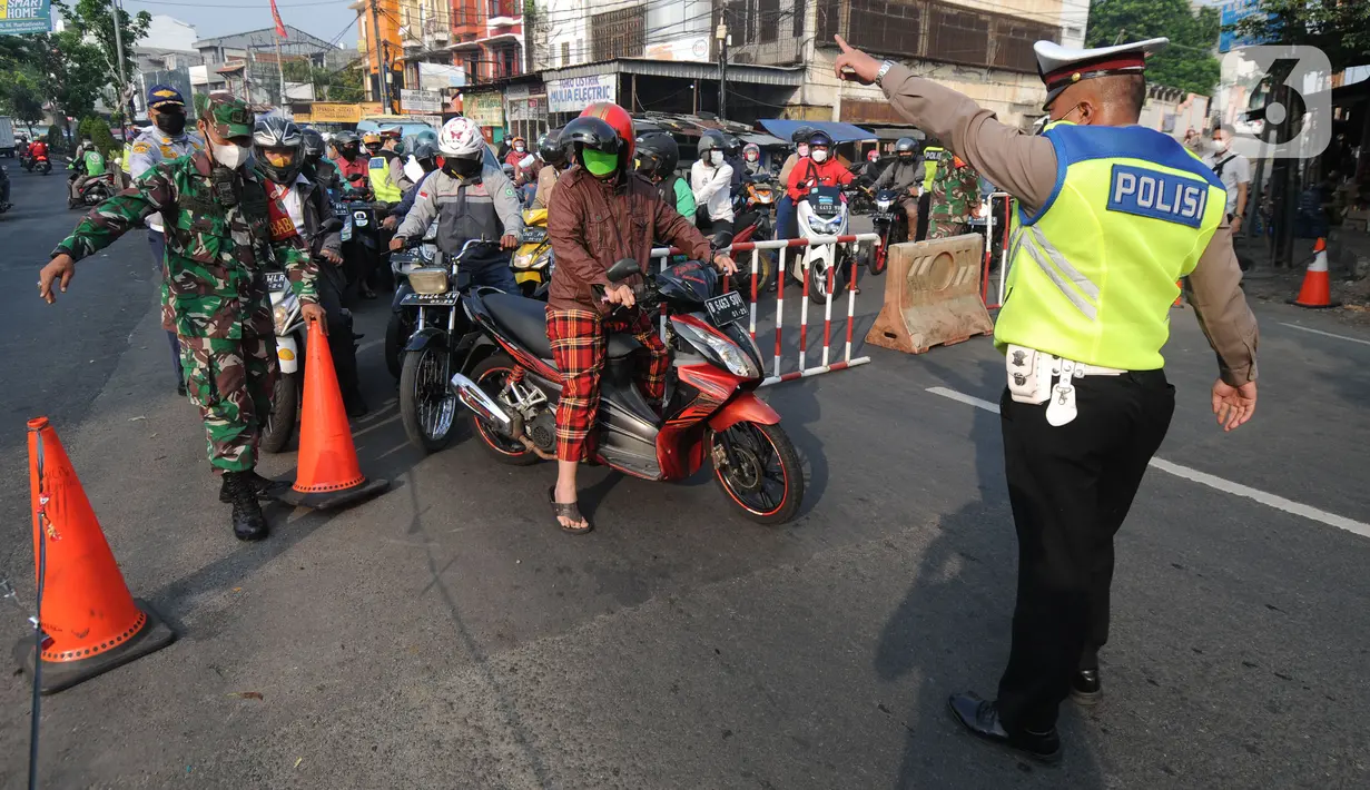 Aparat Gabungan POLRI-TNI memeriksa kelengkapan Surat Tanda Registrasi Pekerja  (STRP) bagi pengendara bermotor pada pos  perpanjangan Pemberlakuan Pembatasan Kegiatan Masyarakat (PPKM) Jalan Raya Ir.H.Djuanda, depan Sandratex, Tangerang Selatan, Kamis (15/07/2021). (merdeka.com/Arie Basuki)