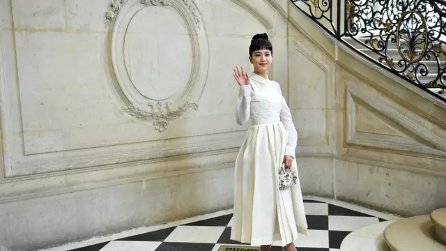Jisoo BLACKPINK Tampil bak Audrey Hepburn di Show Dior, Duduk Bareng Anak Orang Terkaya di Dunia