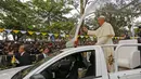 Paus Francis menyapa ribuan warga Uganda sebelum memimpin ceramah di kuil Uganda Martir di Namugongo, Uganda, (28/11). (REUTERS/Stefano Rellandini)