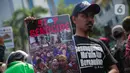 Massa membawa poster bertuliskan 'Stop Genocide' saat menggelar aksi Solidaritas untuk Muslim Uighur di depan Kedutaan Besar China di Jakarta, Jumat (20/12/2019). Mereka mengecam dan mengutuk keras penindasan terhadap muslim Uighur di China. (Liputan6.com/Faizal Fanani)