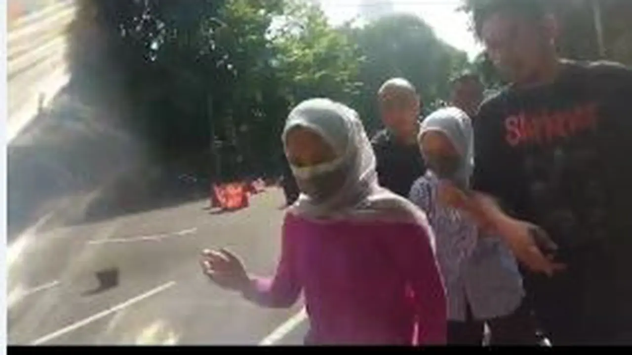 si kembar Rihana Rihani terduga penipuan Iphone.