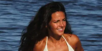 Michelle Keegan dan bikini memang paduan yang tidak bisa dikalahkan. (via mandatory.com)
