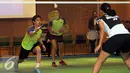 Pebulutangkis ganda campuran Australia, Matthew Chau dan Gronya Somerville mengembalikan bola saat laga eksebisi melawan Indonesia jelang Indonesia Open 2016 di Kedubes Australia, Jakarta, Kamis (26/5/2016). (Liputan6.com/Helmi Fithriansyah)