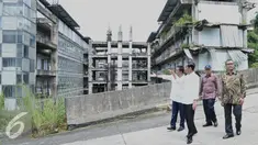 Presiden RI, Jokowi didampingi Menpora, Imam Nahrawi, Menteri PU Pera Basuki Hadimuljono dan Jubir Presiden Budi Johan saat sidak di lokasi proyek Wisma Atlet Hambalang, Sentul, Bogor, Jawa Barat, Jumat (18/3).  (Setpres/Rusman)