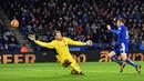 Aksi pemain Leicester City, Jamie Vardy, saat menaklukkan kiper Liverpool, Simon Mignolet, yang berbuah gol kedua pada lanjutan Liga Inggris di Stadion King Power, Leicester, Rabu (3/2/2016) dini hari WIB. (AFP/Ben Stansall)