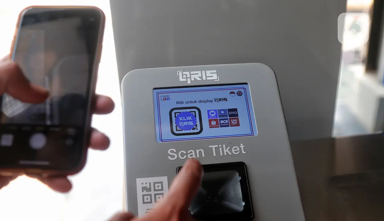 Untuk menggunakan fasilitas toilet ini harus merogoh uang Rp5.000. (Liputan6.com/Angga Yuniar)