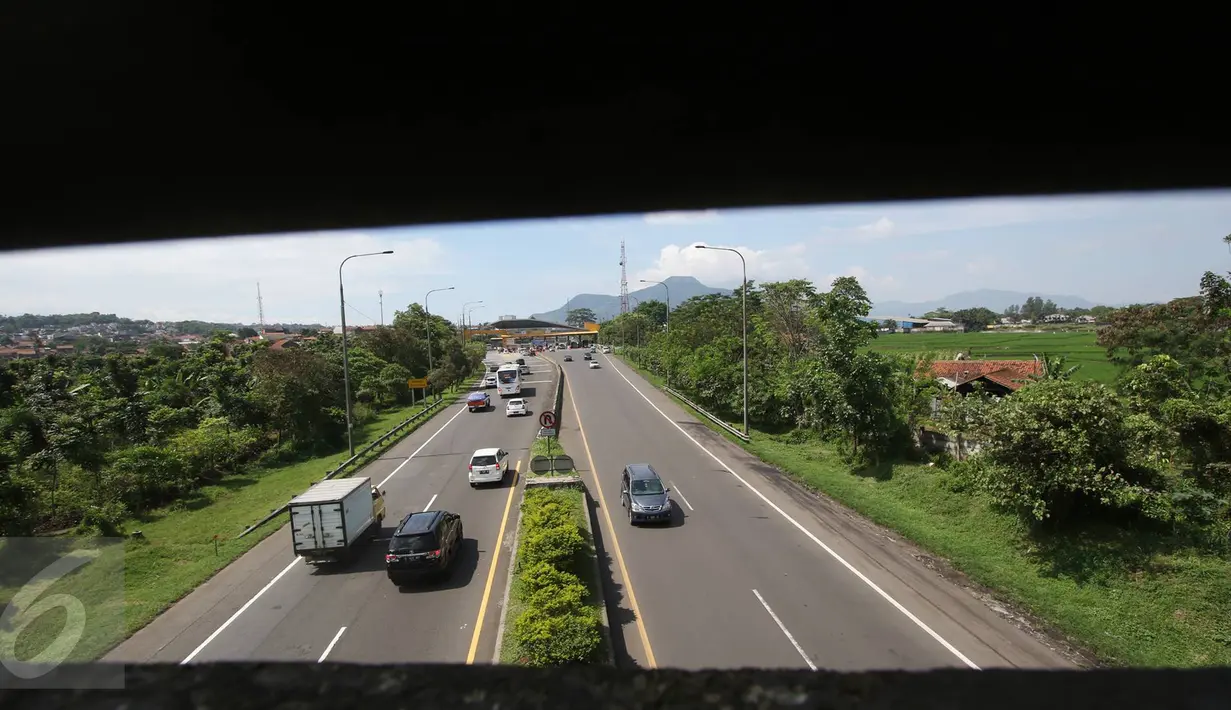 Sejumlah kendaraan melintasi Tol Cileunyi, Jawa Barat, Sabtu (2/7). Banyaknya kendaraan yang memilih Tol Cipali sebagai jalur utama, membuat kondisi Tol Cileunyi sepi dari pemudik. (Liputan6.com/Immanuel Antonius)