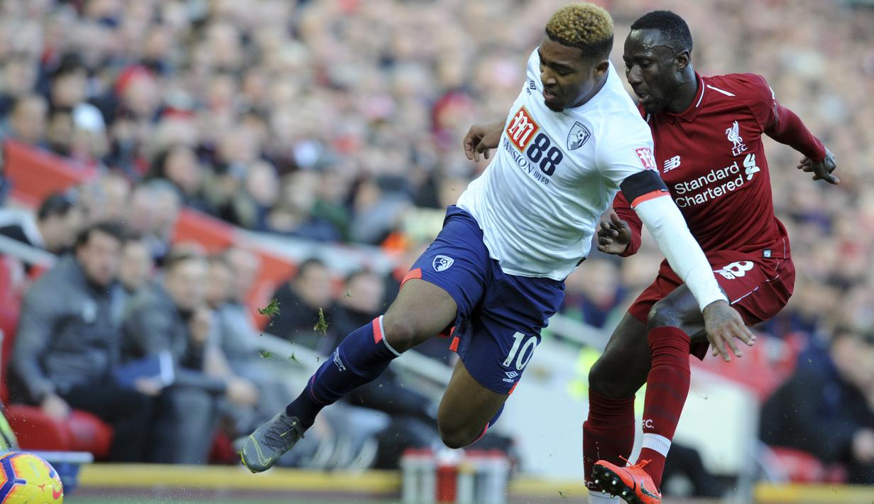 Gelandang Liverpool, Naby Keita, berebut bola dengan pemain AFC Bournemouth, Jordon Ibe, pada laga Premier League di Stadion Anfield, Sabtu (9/2). Liverpool menang 3-0 atas AFC Bournemouth. (AP/Rui Vieira)