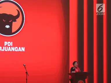 Ketua Umum PDIP Megawati Soekarnoputri menyampaikan pidato politiknya pada HUT ke-45 PDIP di JCC Senayan, Jakarta, Rabu (10/1). Acara itu dihadiri oleh Presiden Jokowi dan sejumlah petinggi partai serta petinggi negara lainnya. (Liputan6.com/Angga Yuniar)