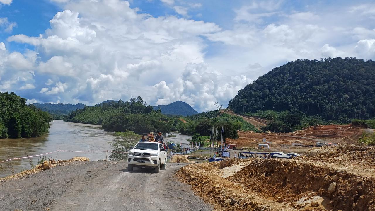 Proyek pembangkit listrik tenaga air hydropower Sungai Kayan (PLTA Kayan) yang dibangun PT Kayan Hydro Energy (KHE) di Kecamatan Peso, Kabupaten Bulungan, Kalimantan Utara. (Maulandy/Liputan6.com)