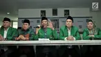 Ketua DPP PPP Muktamar Jakarta atau kubu Djan Faridz, Ibnu Hajar Dewantara didampingi Sekjen PPP kubu Djan Faridz, Sudarto dan petinggi partai saat menggelar konpers penyelenggaraan Mukernas, Jakarta, Senin (12/11). (Merdeka.com/Iqbal S. Nugroho)