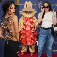 Jenna Ortega, kostum Labubu, hingga Megan Stalter bawa pesan perdamaian dengan busana super simple di Emmy Award 2025. [Jordan Strauss/Danny Moloshok/Invision/Jordan Straus/AP]