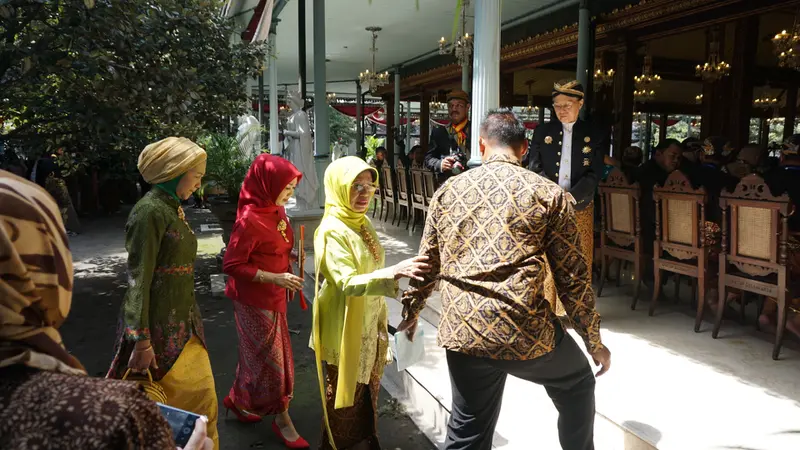 Ibu Jokowi dan Marzuki Alie Hadiri Jumenengan Raja Solo