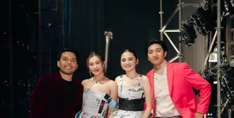 Punya bakat nyanyi, Syifa Hadju dan Aaliyah Massaid berduet di atas panggung di acara penghargaan [@harrisvriza]