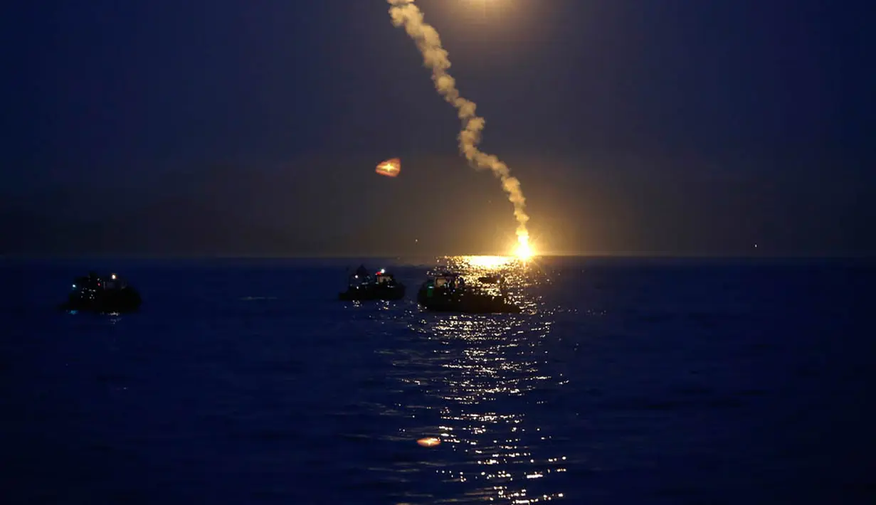 Pencarian korban kapal yang mengangkut 477 penumpang ini terus berlangsung hingga malam hari (REUTERS/Kim Hong-Ji). 