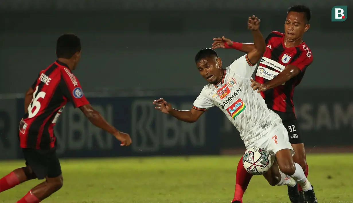 Pemain Persipura Jayapura, Muhammad Tahir (kanan) berebut bola dengan pemain Persija Jakarta, Ramdani Lestaluhu dalam laga pekan ke-3 BRI Liga 1 2021/2022 di Stadion Indomilk Arena, Tangerang, Minggu (19/9/2021). Kedua tim bermain imbang 0-0. (Bola.com/Ikhwan Yanuar)