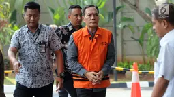 Tersangka kasus dugaan korupsi di PN Balikpapan tahun 2018, Kayat (rompi oranye) tiba untuk pemeriksaan di gedung KPK, Jakarta, Kamis (1/8/2019). Kayat diperiksa sebagai tersangka terkait menerima suap untuk membebaskan terdakwa kasus pemalsuan surat atas nama Sudarman. (merdeka.com/Dwi Narwoko)