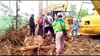 Seorang emak-emak di Pulau Wawonii mengusir alat berat yang dikawal polisi menerobos lahan kebun miliknya.(Liputar6.com/Ahmad Akbar Fua)