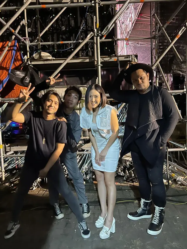 6 Potret Gisel Manggung Bareng Last Child, Nostalgia Duet 'Seluruh Nafas Ini'
