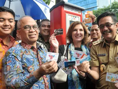 Wagub DKI Jakarta Djarot Saiful Hidayat menujukan kartu yang bisa digunakan untuk akses TPE, Jakarta, Senin (24/10). Pemprov DKI resmi menerapkan sistem pembayaran parkir pinggir jalan (on street) dengan TPE. (Liputan6.com/Yoppy Renato)