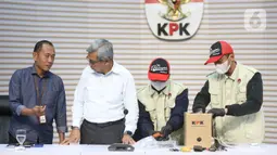 Ketua Komisi Pemberantasan Korupsi (KPK), Setyo Budiyanto (kedua kiri) berbincang di sela-sela menyaksikan petugas yang akan memperlihatkan barang bukti Operasi Tangkap Tangan (OTT) di Kantor Imigrasi Jakarta Barat, Gedung Merah Putih KPK, Jakarta, Kamis (4/6/2026). (Liputan6.com/Helmi Fithriansyah)