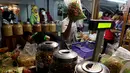 Pedagang melayani pembeli kue kering di Pasar Mayestik, Jakarta Selatan, Senin (11/6). Separuh Ramadan dan jelang lebaran masyarakat mulai berburu kue kering. (Liputan6.com/Johan Tallo)