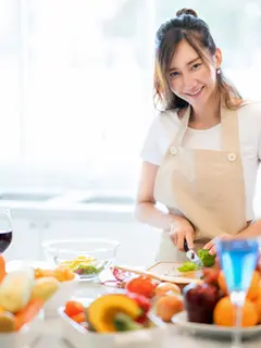 Banyak adaptasi yang perlu dilakukan setelah menikah, termasuk melayani suami dan kebutuhan rumah. Paling tidak, ada empat keterampilan yang perlu dikuasai. (foto: shutterstock.com)