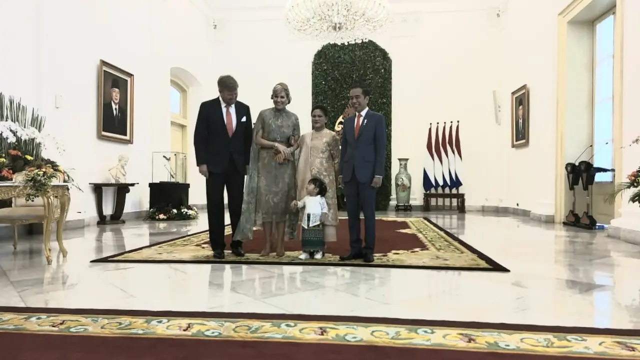 Sedah Mirah mengenakan kebaya bewarna putih dan kain batik ikut menyambut Raja dan Ratu Belanda dari halaman Istana Bogor.