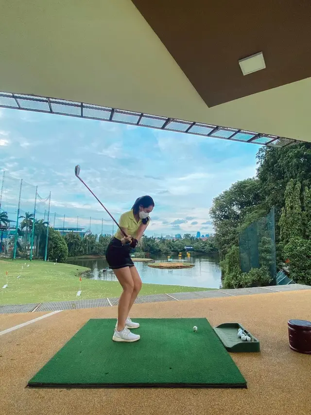 6 Potret Aaliyah Massaid saat Main Golf, Tampil Stylish