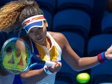 Petenis Jepang, Naomi Osaka mengembalikan bola tembakan Anastasia Pavlyuchenkova dari Rusia saat bertanding pada hari ke enam turnamen tenis Hopman Cup di Perth (4/1). Naomi tumbang 6-3 6-3 atas Anastasia Pavlyuchenkova. (AFP Photo/Tony Ashby)