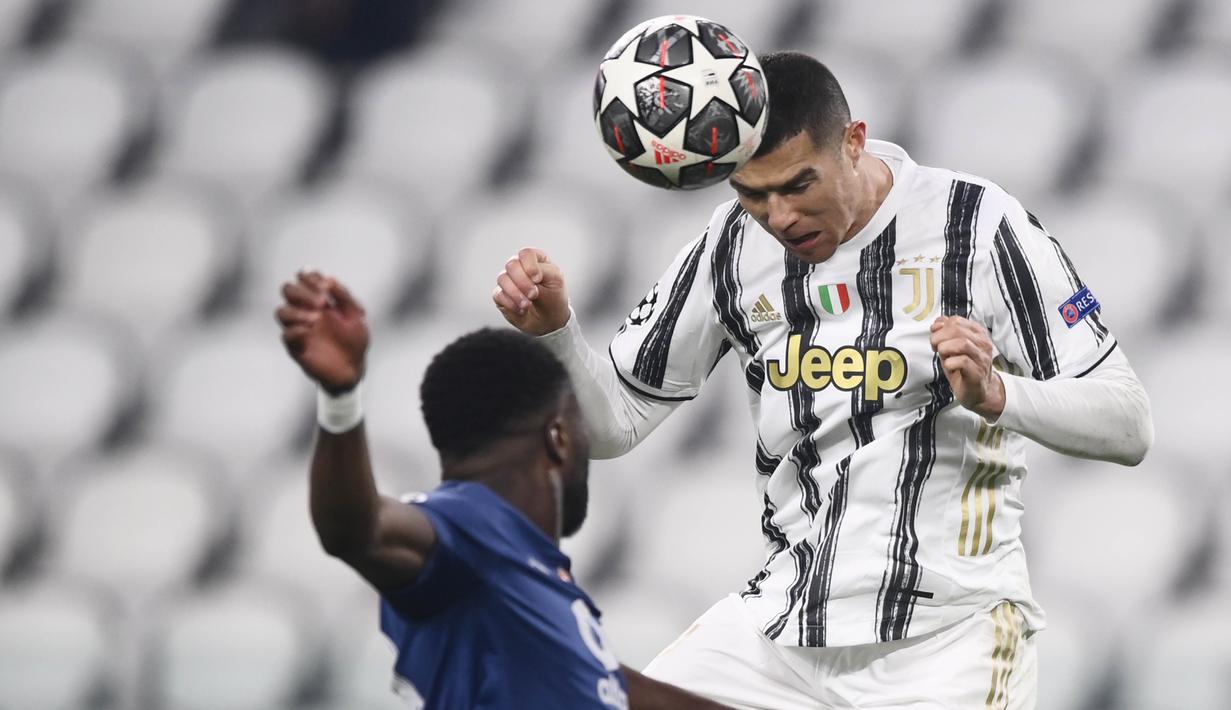 Pemain Juventus, Cristiano Ronaldo, menyundul bola saat melawan Porto pada laga Liga Champions di Stadion  Allianz, Rabu (10/3/2021). Juventus tersingkir karena skor agregat 4-4. (AP/Luca Bruno)