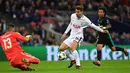 Striker Tottenham Hotspur, Fernando Llorente, berusaha melewati kiper Real Madrid, Kiko Casilla, pada Liga Champions di Stadion Wembley, London, Rabu (1/11/2017). Tottenham Hotspur menang 3-1 atas Real Madrid. (AFP/Ben Stansall)