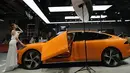 <p>Seorang model berpose dekat Y7 dari pembuat mobil China Yuanhang Motors saat pameran Auto Shanghai 2023. (AP Photo/Ng Han Guan)</p>