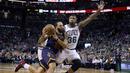 Pemain Cleveland Cavaliers, Deron Williams (31) mencoba melewati pemain Boston Celtics, Marcus Smart (36) pada Gim kelima final NBA Wilayah Timur di TD Garden, Boston, (25/5/2017). (AP/Elise Amendola)