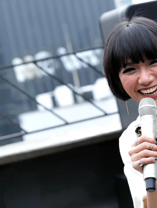 Seakan memberikan hadiah di awal kemunculannya ini, Intan hadir dengan tampilan yang berbeda serta identitas baru. Nama Tanayu lah menjadi nama baru untuk si cantik Intan Ayu. (Deki Prayoga/Bintang.com)