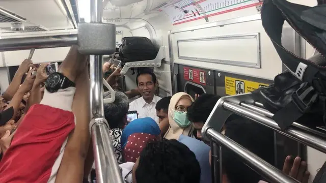 Foto Presiden Joko Widodo atau Jokowi naik commuter line beredar di media sosial