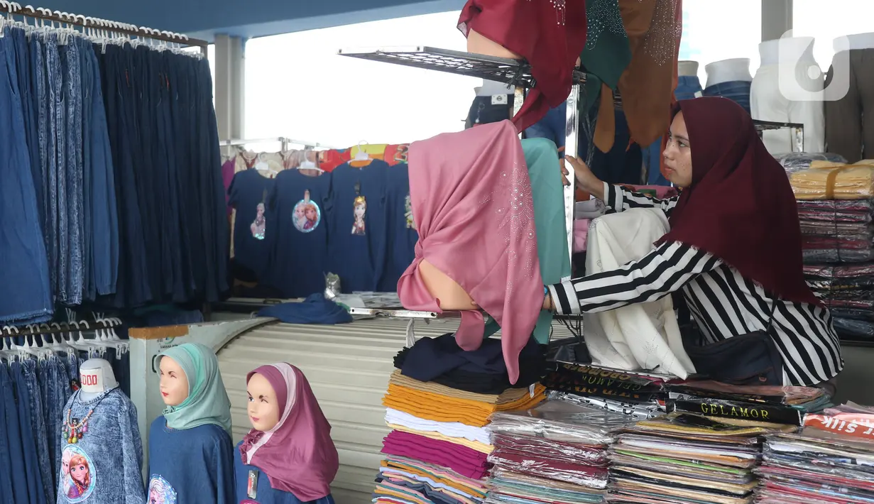 Pedagang menunggu pembeli di Skybridge Pasar Tanah Abang, Jakarta, Jumat (27/12/2019). Kepala Badan Koordinasi Penanaman Modal Bahlil Lahadalia menyatakan di Pasar Tanah Abang sulit ditemukan produk asli buatan Indonesia karena membanjirnya produk garmen luar negeri. (Liputan6.com/Angga Yuniar)