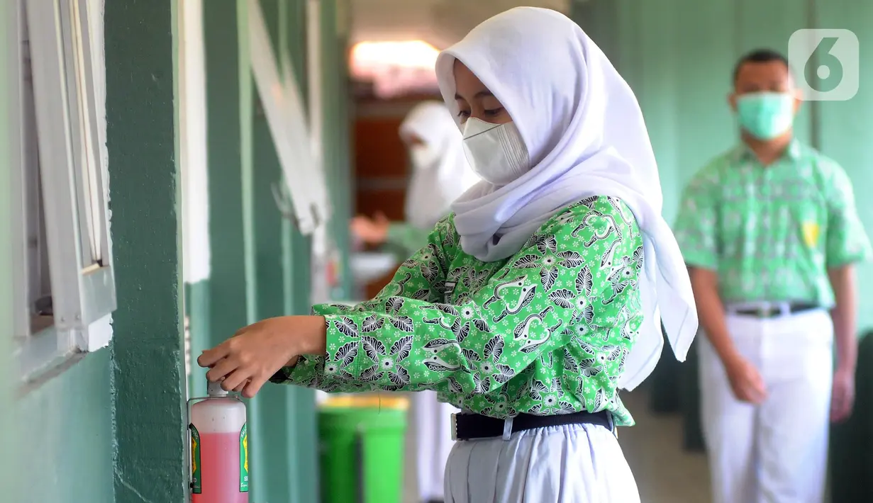 Murid mencuci tangan saat belajar tatap muka dengan penerapan protokol kesehatan COVID-19 di SMAN 2 Cibinong, Kabupaten Bogor, Jawa Barat, Rabu (17/3/2021). Sebanyak 170 sekolah di Kabupaten Bogor mulai menggelar uji coba pembelajaran secara tatap muka hingga 10 April 2021. (merdeka.com/Arie Basuki)