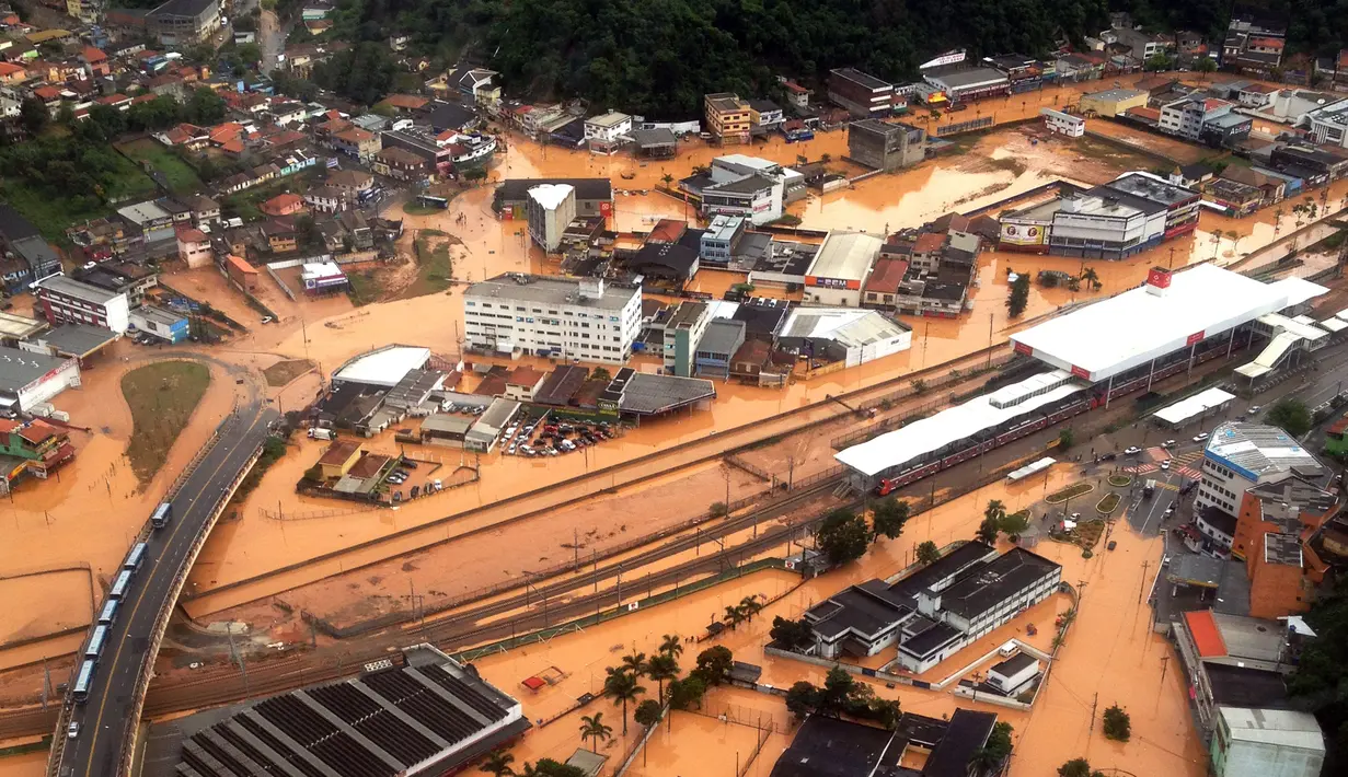 Pemandangan banjir yang merendam wilayah Franco da, sekitar 26 km dari Sao Paulo, Brasil, Jumat (11/3). Hujan deras yang mengakibatkan banjir dan longsor tersebut menewaskan sedikitnya 19 orang. (AFP PHOTO/Marcel Naves)
