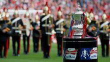 Trofi Piala FA. (AFP/Ian Kington)