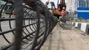 Pekerja membuat kerangka beton untuk pembangunan terowongan (underpass) Senen Extension di Pasar Senen, Jakarta, Sabtu (20/12/2019). Underpass yang pembangunan fisiknya ditarget selesai pada 2020 tersebut diharapkan dapat mengurangi kemacetan lalu lintas setempat. (Liputan6.com/Faizal Fanani)