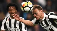 Proses terjadinya gol yang dicetak bek Juventus, Benedikt Howedes, ke gawang Sampdoria pada laga Serie A di Stadion Allianz, Turin, Minggu (15/4/2018). Juventus menang 3-0 atas Sampdoria. (AFP/Marco Bertorello)