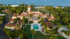 Pemandangan udara rumah milik Presiden Donald Trump di Mar-a-Lago, Palm Beach, Florida, Amerika Serikat, 10 Agustus 2022. Sejumlah agen FBI dilaporkan menggeledah rumah milik mantan presiden Amerika Serikat, Donald Trump di Mar-a-Lago. (AP Photo/Steve Helber)