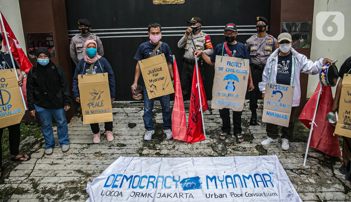 Massa Leader and Organizer of Community Organization in Asia ( LOCOA) menggelar aksi damai di depan Kedutaan Besar Myanmar, Jakarta, Jumat (5/2/2021). Massa meminta kudeta militer Myanmar diakhiri dan semua kekuasaan publik dikembalikan kepada pemerintah sipil. (Liputan6.com/Faizal Fanani)