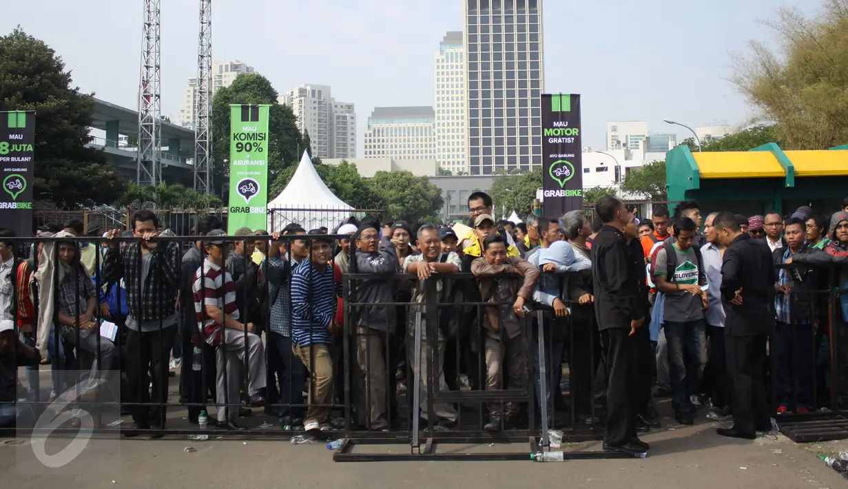 Ribuan orang menunggu masuk kawasan Senayan untuk mendaftarkan diri sebagai pengojek GrabBike, Jakarta, Rabu (12/8/2015). Lowongan kerja sebagai pengojek online merupakan peluang kerja baru bagi masyarakat. (Liputan6.com/Gempur M Surya)