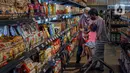 Pengunjung memilih produk Usaha Mikro, Kecil, dan Menengah (UMKM) yang dijual di M Block Market, Jakarta, Minggu (14/3/2021). M Block Market merupakan toko swalayan yang menjual 70 persen berbagai produk buatan dalam negeri. (Liputan6.com/Faizal Fanani)