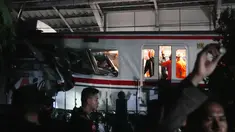 Tim pencari dan penyelamat mencari korban kecelakaan Kereta Api Jarak Jauh (KAJJ) dengan Kereta rel Listrik (KRL) Commuter Line di Stasiun Bekasi Timur, Jawa Barat, Selasa 28 April 2026 dini hari. (AP Photo/Achmad Ibrahim)